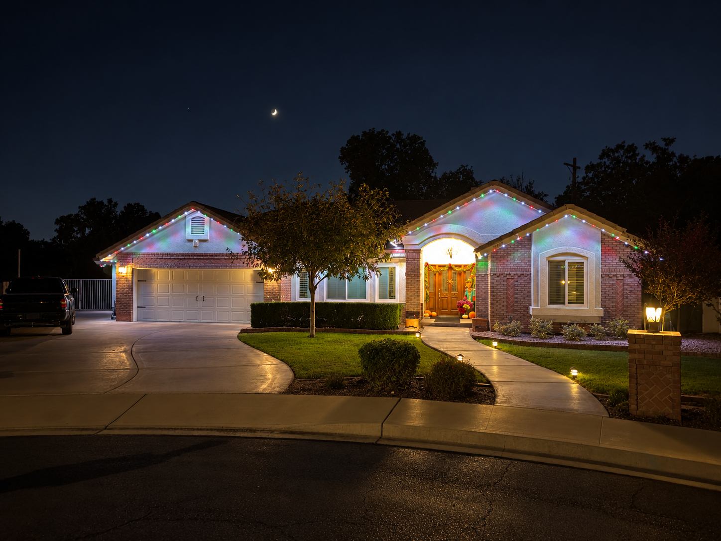 Permanent trim lighting on single-story home