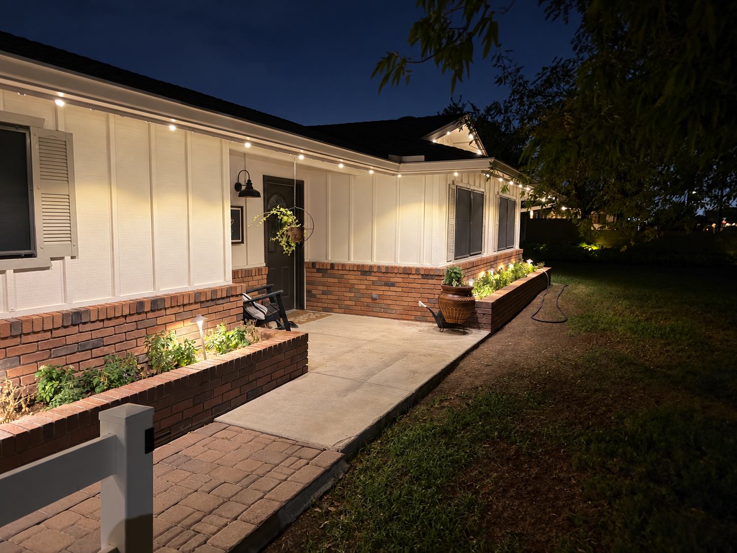 Smart LED trim lighting in warm white accent mode